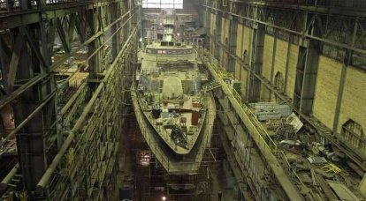 在Severnaya Verf造船厂，他们正准备在护卫舰“Gremyaschy”上安装发动机