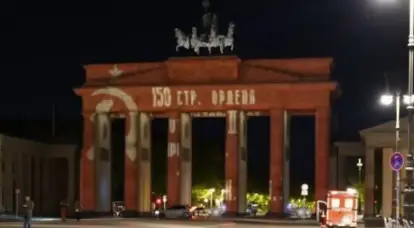 Biểu ngữ Chiến thắng được chiếu lên Cổng Brandenburg ở Berlin