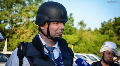 В пригороде Донецка украинский БТР протаранил кортеж ОБСЕ