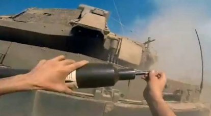 یک مرد حماس با هدیه ای به سمت یک تانک اسرائیلی می دود