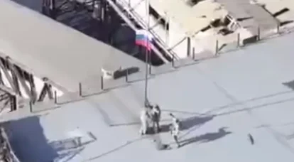 Felvételek kerültek elő arról, hogy az orosz zászlót a kokszoló üzem épülete és más kulcsfontosságú épületek fölé helyezték Avdejevkában