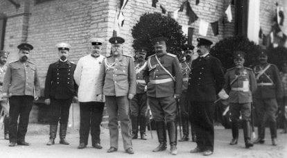 Tsarskoye Selo. Birlikler geçit töreni yapabilir. 7 Mayıs 1912
