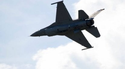 United States Air Force F-16 scarico incontrollato di serbatoi di carburante fuoribordo e atterraggio di fortuna in Giappone