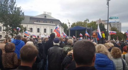 Slovakya'nın başkentindeki bir mitingde, hükümetin erken istifası konusunda referandum talep ettiler