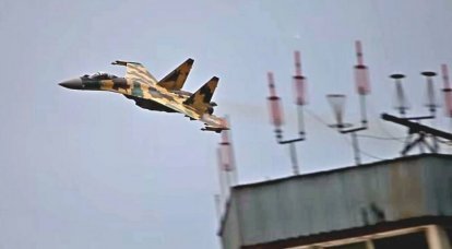Extreme Drehungen der russischen Su-35 zwischen Wohngebäuden treffen das Video