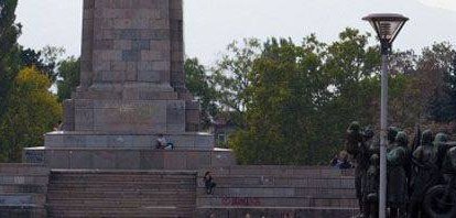 불가리아에서 다시 모독당한 소련군 해방군 기념비