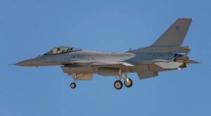 오만의 공군은 최초의 F-16 전투기를 받았다.