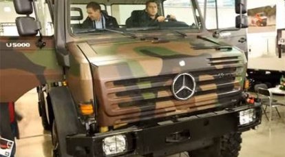 Voiture allemande 21 de l'armée lituanienne Mercedes Unimog U 5000 livrée