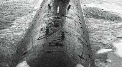 국방부 장관은 1967년 사망한 잠수함 장교의 미망인에게 명령을 내렸다.