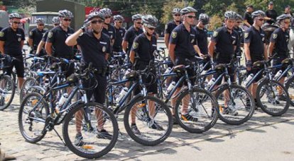 Ukrayna İçişleri Bakanlığı reformcuları bir "bisiklet polisi" oluşturdu