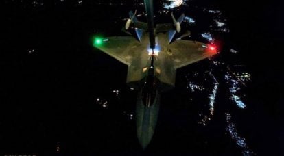 Gece yakıt ikmali F-22 Raptor (video)