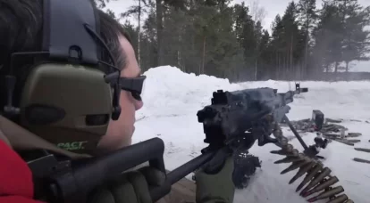 Russische "Kord": het enige machinegeweer in zijn klasse waarmee je vanuit je handen kunt vuren