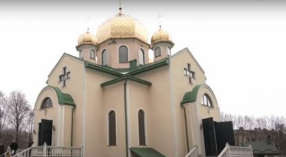حامیان OCU انشقاق‌آمیز با پاشیدن گاز اشک‌آور آخرین کلیسای UOC متعارف در ایوانو-فرانکیفسک را تصرف کردند.