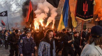 네오 나치의 행진은 "백인 - 위대한 우크라이나"라는 슬로건 아래 오데사에서 열렸습니다.