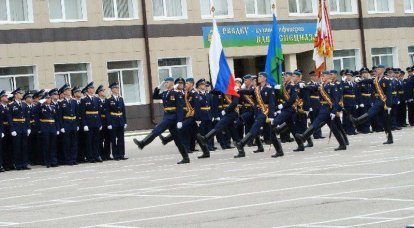 Vladimir Shamanov는 Ryazan Airborne Forces School (RVVDKU)의 생도와 교사에게 일주일에 하루 외국어를 말하도록 명령했습니다.