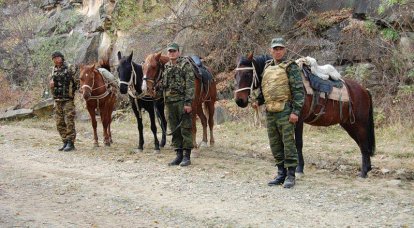 전동 소총병은 북오세티야 산맥에서 훈련을 실시했고 유조선은 볼고그라드 지역의 목표물을 향해 발사했습니다.