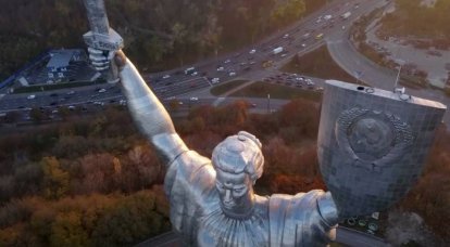 Kiev'de: Anavatan heykelinin kalkanından Sovyet armasını sökmek için ön hazırlıklar başladı