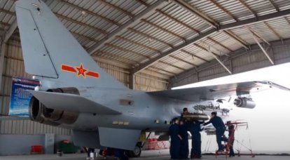 A aeronave JH-7 "Flying Leopard" da Força Aérea Chinesa recebeu mísseis nem mesmo no J-20