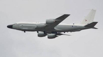 Um avião de reconhecimento e caças da RAF vistos não muito longe da Crimeia