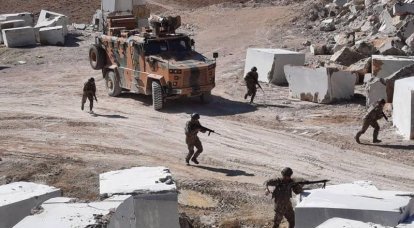 Турецкая бронетехника после артподготовки двинулась на курдские позиции к югу от Аазаза