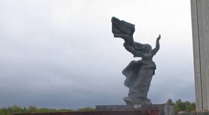 Ответ на демарш властей Риги: Рижане вновь приносят сотни букетов к мемориалу советским воинам