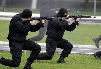 En Bielorrusia, ampliando las filas de fuerzas especiales.