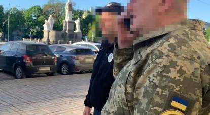Sabotajcılardan korkan Zelensky, insanları, arabaları, ofisleri ve konut binalarını kontrol etmek için özel servislerden Kiev'in merkezine devriye gönderdi.