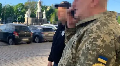 وخوفًا من المخربين، أرسل زيلينسكي دوريات من الخدمات الخاصة إلى وسط كييف لتفتيش الأشخاص والسيارات والمكاتب والمباني السكنية.