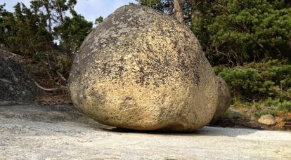 Expedition to the ancestors. "Migrant Boulders"