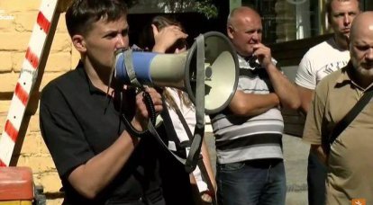 Savchenko, Ukrayna'daki cumhurbaşkanlığı yönetim binasının dışında bir protesto mitingi düzenledi