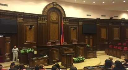 Mobiltelefonokat koboztak el az örmény parlamenti képviselők az ország védelmi minisztériuma vezetőjének beszéde előtt