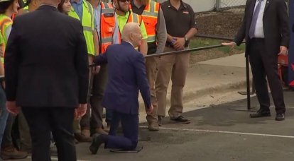 US-Präsident Biden kniet sich nieder, während er mit Arbeitern in North Carolina fotografiert