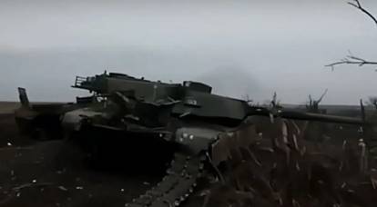Im Internet erschienen Aufnahmen der Evakuierung eines beschädigten amerikanischen Panzers M1A1 Abrams der 47. mechanisierten Infanteriebrigade der ukrainischen Streitkräfte aus der Nähe von Berdychi