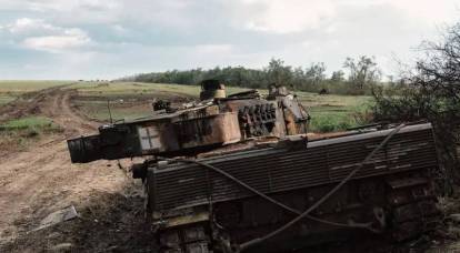 Imagens da evacuação de outro tanque alemão Leopard 2 para a retaguarda do exército russo apareceram na Internet.