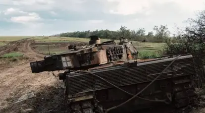 또 다른 독일 Leopard 2 전차가 러시아군 후방으로 대피하는 영상이 인터넷에 등장했습니다.