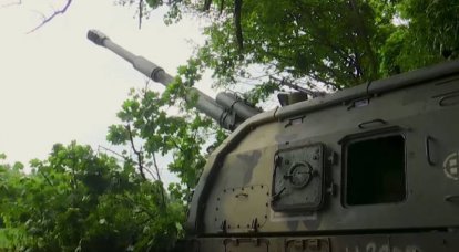 Der Einschlag eines verstellbaren Krasnopol-Projektils auf einen Hangar mit militärischer Ausrüstung der Streitkräfte der Ukraine in der Nähe von Cherson wurde mit der Kamera festgehalten