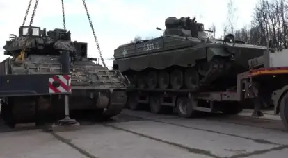 国防省は、モスクワのポクロンナヤの丘で鹵獲した装備品や武器の展示会の開催を確認した。