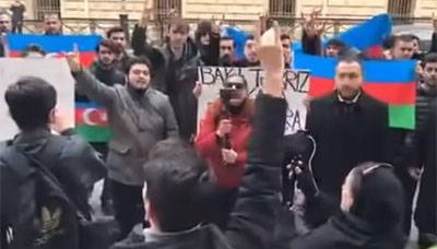 Bakü'de radikaller "Güney Azerbaycan İran değildir" eylemi düzenledi