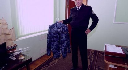 Ukrayna Donanması'nın personeli Amerikan denizcilerin iş kıyafetlerine benzeyen yeni bir form kullanacak