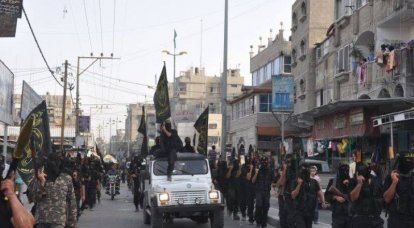 Quds-Brigaden weigern sich, den Waffenstillstand einzuhalten und halten eine Militärparade in Gaza . ab