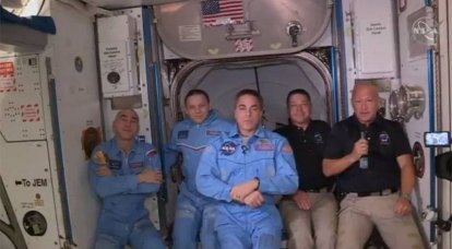 Roncou todo o caminho: astronautas dos EUA mandam o dragão da tripulação para a ISS