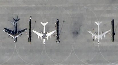 La zona di guerra: sagome disegnate di bombardieri strategici Tu-95MS sono apparse in un aeroporto militare russo