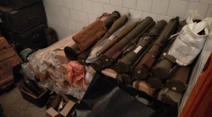 판매 준비: Donbass에서 우크라이나 경찰의 회사를 기반으로 하여 미확인 무기가 있는 창고가 발견되었습니다.