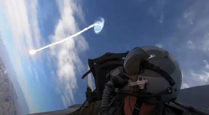تم عرض لقطات لأول معركة محاكاة على الإطلاق للمقاتلة الآلية X-62A مع طائرة مأهولة