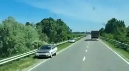 Die Ukrainer lassen ihre Autos auf der Autobahn stehen und gehen zu Fuß nach Moldawien