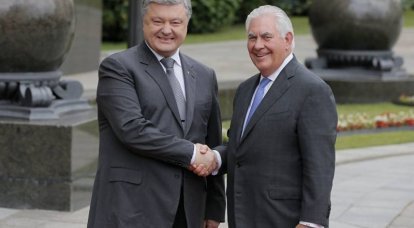 Госсекретарь Тиллерсон встретился в Киеве с Порошенко