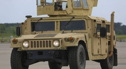 Obrněný automobil HMMWV amerických ozbrojených sil uvízl v písku během cvičení vylodění Spojených států a Korejské republiky
