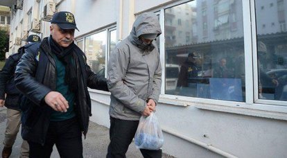 안탈리아의 터키 특별 서비스는 "이스탄불 테러 공격에 연루된 혐의"로 세 명의 러시아인을 체포했습니다.
