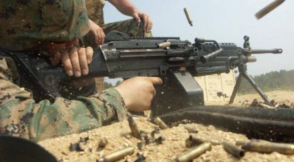 Manuelles Maschinengewehr M249 in der Rolle der automatischen Waffentrennung. Es ist Zeit für Veränderung
