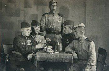 22 de agosto 1941 fue adoptado por la Resolución del Comité de Defensa Estatal No. 562 "Sobre la introducción de vodka para suministros en el actual Ejército Rojo"